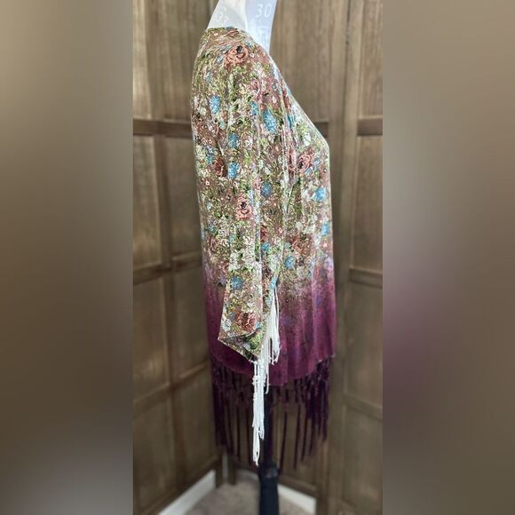 GIMMICKS by BKE Floral Fringe Kimono. - Picture 9 of 10